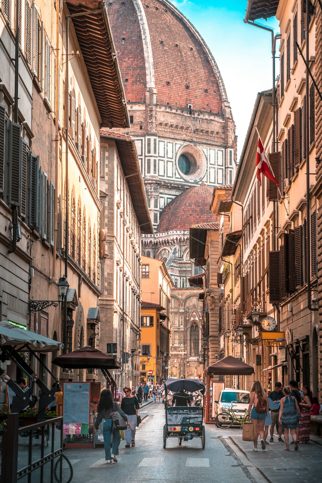 Rua em Florença com o Duomo — exemplo de proposta internacional sob medida